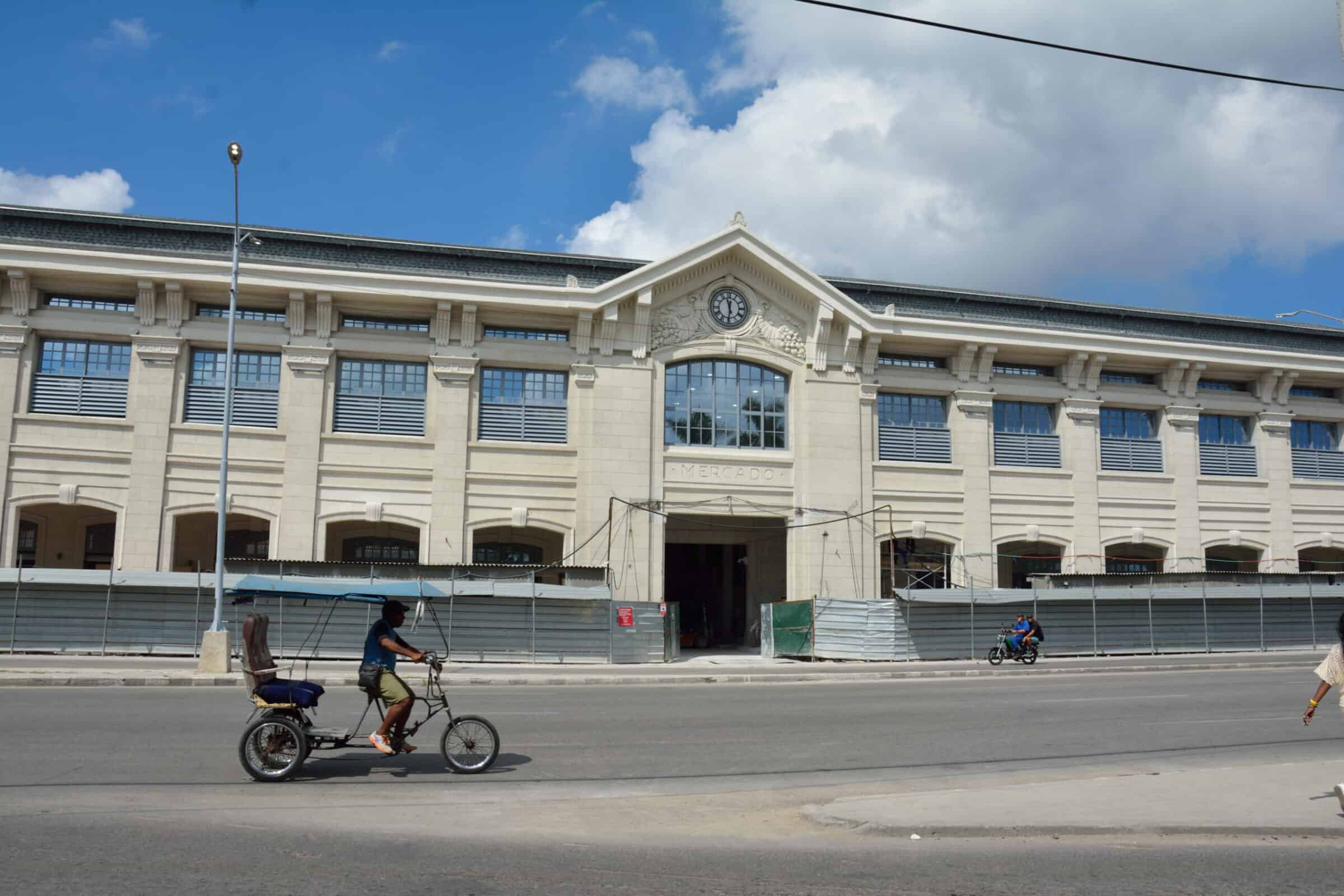 Un reloj de fachada especial en el mercado de Cuatro Caminos de La Habana en Cuba