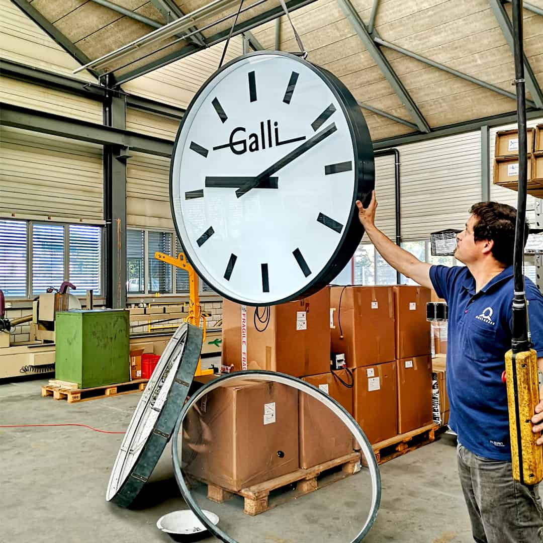 Vitrine des systèmes de chronométrage synchronisés chez Galli Uhren Bijouterie