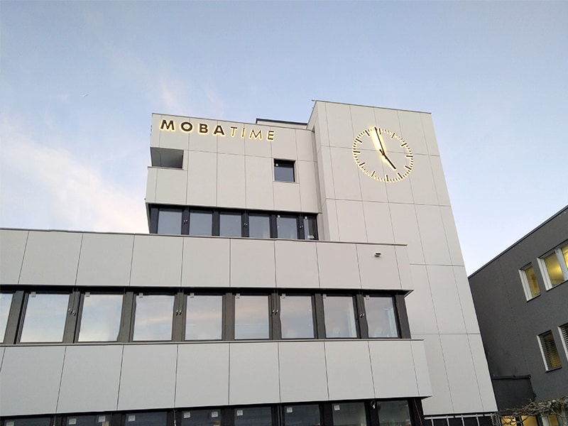 Phase finale d'installation d'une horloge de façade située à Dübendorf