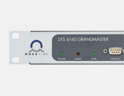 vista frontal de un PTP Grandmaster Reloj DTS 4160 en blanco