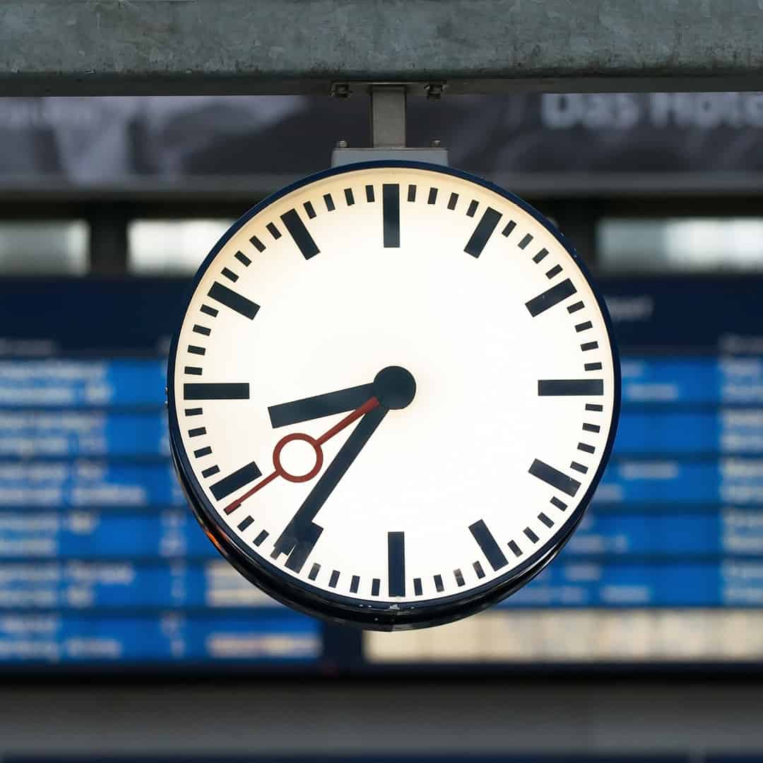 Vue de face d'une horloge illuminée de la Deutsche Bahn