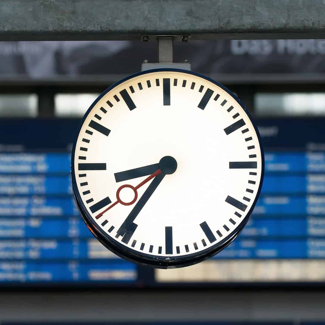 Vista frontal de un reloj iluminado de Deutsche Bahn