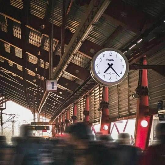 Vue de face d'une horloge éclairée au Delhi Metro Rail