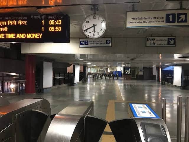 Vista frontal de un reloj en el Metro de Delhi