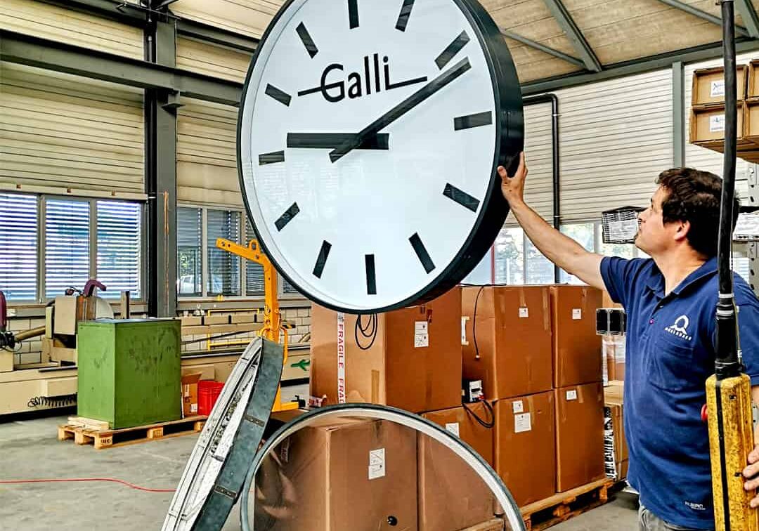 Showcase of synchronized timekeeping systems at Galli Uhren Bijouterie