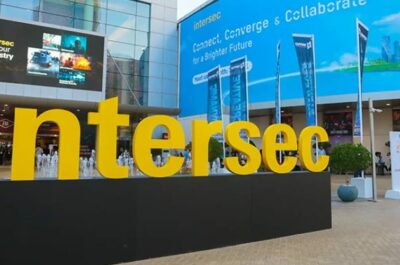 Letras amarillas de Intersec Intersec, que se encuentran frente al centro de exposiciones.