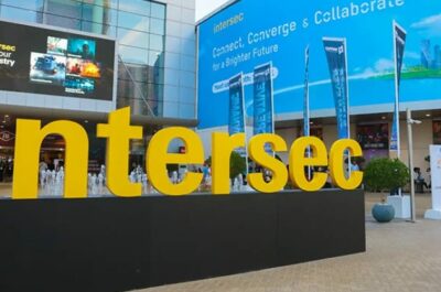 Lettrage jaune Intersec Intersec, placé devant le parc des expositions