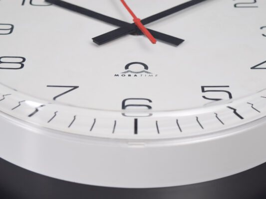 Mobatime eco-4 indoor analogue clock detail view white housing