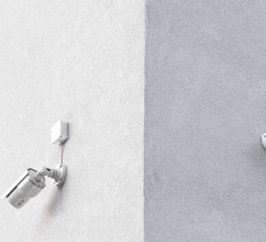 Représentation des systèmes de temps de réseau de MOBATIME pour les opérations de télévision en circuit fermé, garantissant une synchronisation précise de la surveillance.