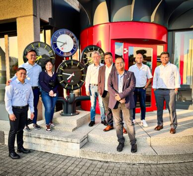 Delegación del proyecto NSCR Filipinas con los ingenieros de MOBATIME en Suiza durante la exitosa FAT del Sistema de Reloj Maestro y Servidor de Tiempo.