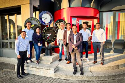 Délégation du projet NSCR Philippines avec les ingénieurs de MOBATIME en Suisse pendant le FAT du système d'horloge-mère et de serveur de temps.