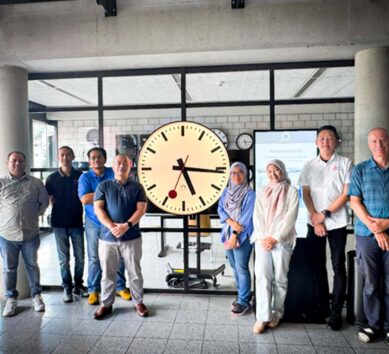 Delegación de los equipos de Sarawak Metro, DOM EEB JV y MOBATIME durante la exitosa FAT del Sistema de Reloj Maestro para KUTS Malasia en Suiza.