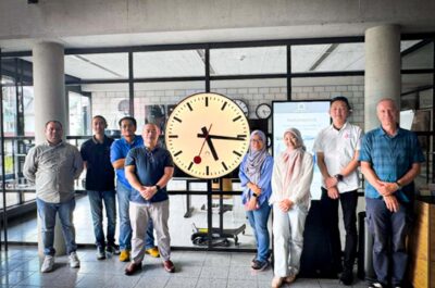 Delegación de los equipos de Sarawak Metro, DOM EEB JV y MOBATIME durante la exitosa FAT del Sistema de Reloj Maestro para KUTS Malasia en Suiza.