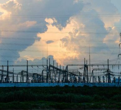 Centrale électrique sous un ciel nuageux