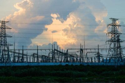 Subestación eléctrica con cielo nublado