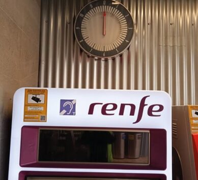 Horloge RENFE devant un automate de billetterie
