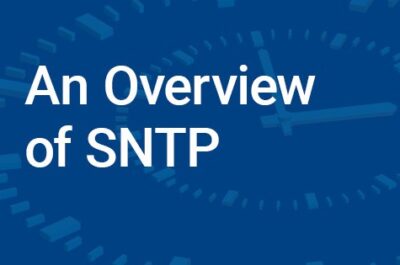 Imagen que explica la definición de SNTP (Protocolo simple de tiempo de red) con atractivos gráficos y texto superpuesto.