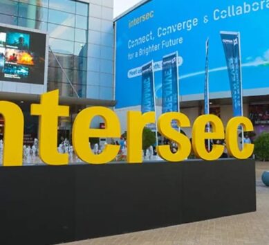 Le lettrage jaune de l'Intersec, placé devant le centre d'exposition