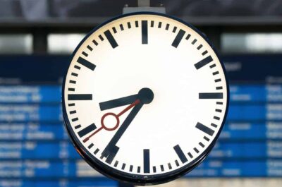 Vista frontal de un reloj iluminado de Deutsche Bahn