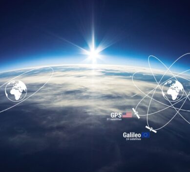 Vista de la Tierra desde el espacio con la salida del sol al fondo, mostrando los sistemas mundiales de navegación por satélite