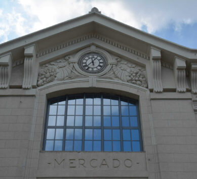 Une horloge de façade à Cuba