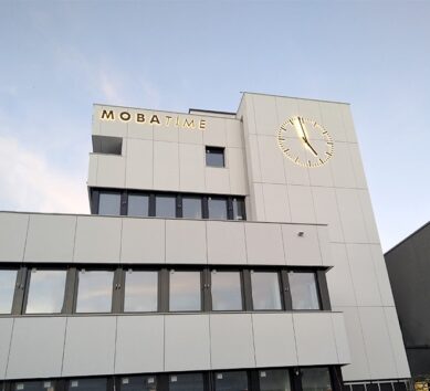 Fase final de instalación de un reloj de fachada situado en Dübendorf