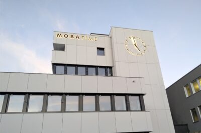 Fase final de instalación de un reloj de fachada situado en Dübendorf