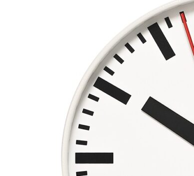 Image détaillée d'une horloge montrant une seconde intercalaire, qui fait partie de la technologie de synchronisation du temps de MOBATIME.