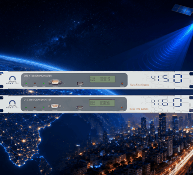 Vista nocturna futurista de la India desde el espacio con conexiones de red iluminadas, un haz de señal de satélite y el perfil de una ciudad moderna que representa el soporte IRNSS/NavIC L5 para la sincronización horaria regional basada en GNSS.