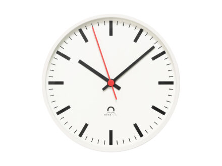 Tendance analogique horloge intérieure, vue de face, boîtier blanc, cadran blanc, aiguilles noires, s rougeecond main.