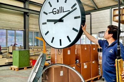 Showcase of synchronized timekeeping systems at Galli Uhren Bijouterie