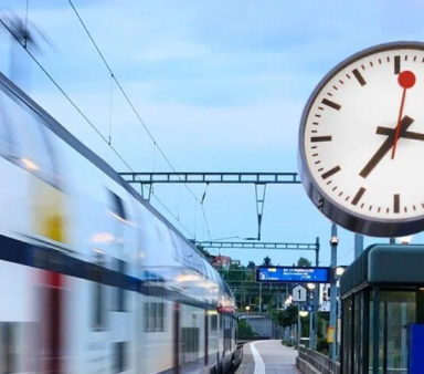 Primer plano del reloj de una estación de tren, que simboliza los sistemas de tiempo precisos de MOBATIME para ferrocarriles y metros.