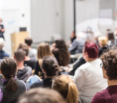 Des étudiants dans une salle universitaire, révélateurs des solutions de temps MOBATIME pour les établissements d'enseignement