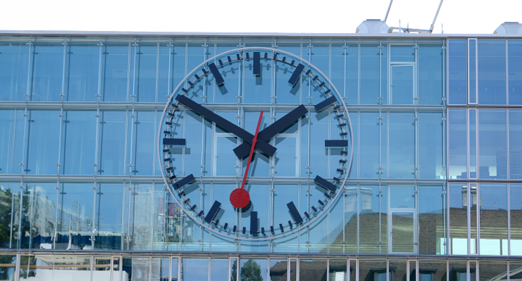 Gran reloj de la estación de tren suiza suspendido del edificio de oficinas de la estación de tren de Aarau