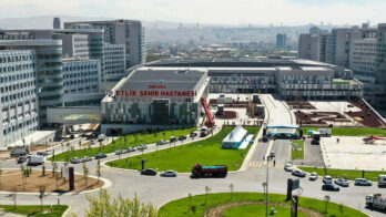 Tir de drone avec vue sur l'hôpital municipal d'Ankara Etlik