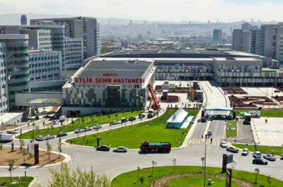 Tir de drone avec vue sur l'hôpital municipal d'Ankara Etlik